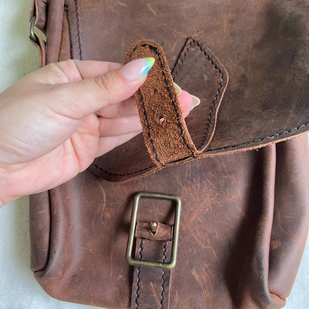 2/$40 πΈ VTG Rustic Brown Leather Crossbody Satchel - Picture 6 of 9